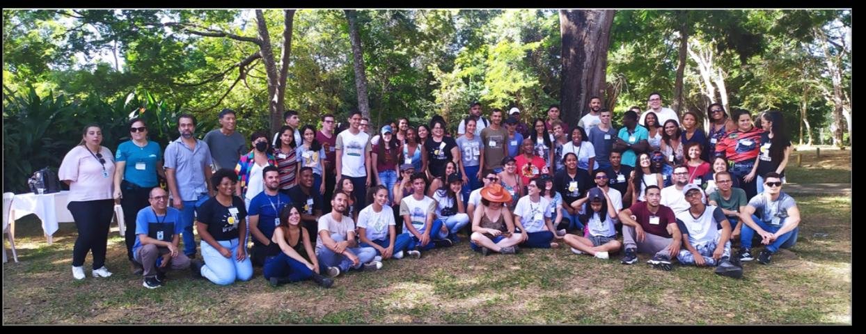 Jovens participantes e equipe do Raízes e Asas reunidos no Parque Estadual do Rio Doce