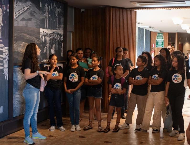 Crianças em visita cultural promovida por projeto da FGPA