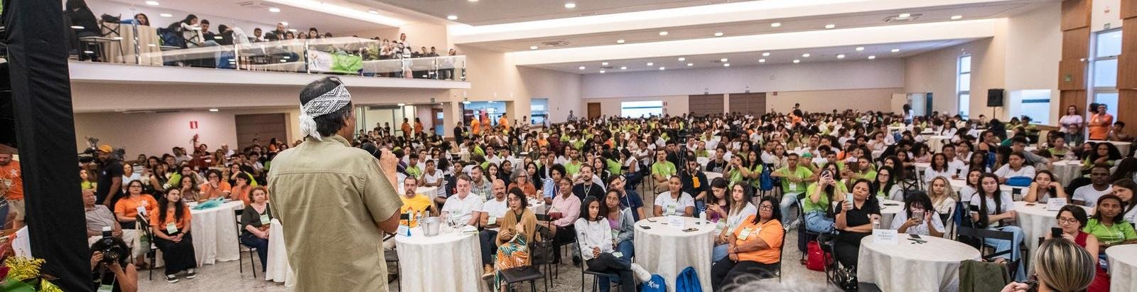 Grande público reunido no Seminário Vozes do Rio Doce, com Ailton Krenak no palco